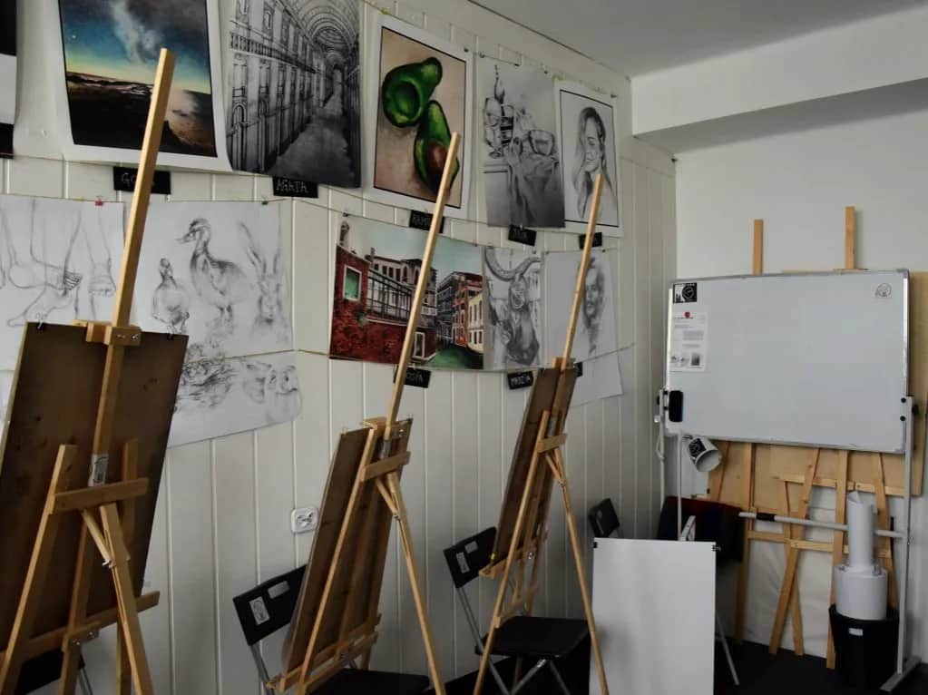 Zajęcia z rysunku dla dzieci: Korzyści, koszty i jak wybrać?