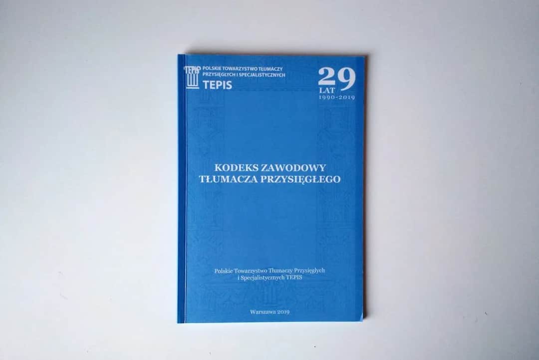 Tłumacz przysięgły bez studiów? Poznaj prawdę i oficjalną ścieżkę